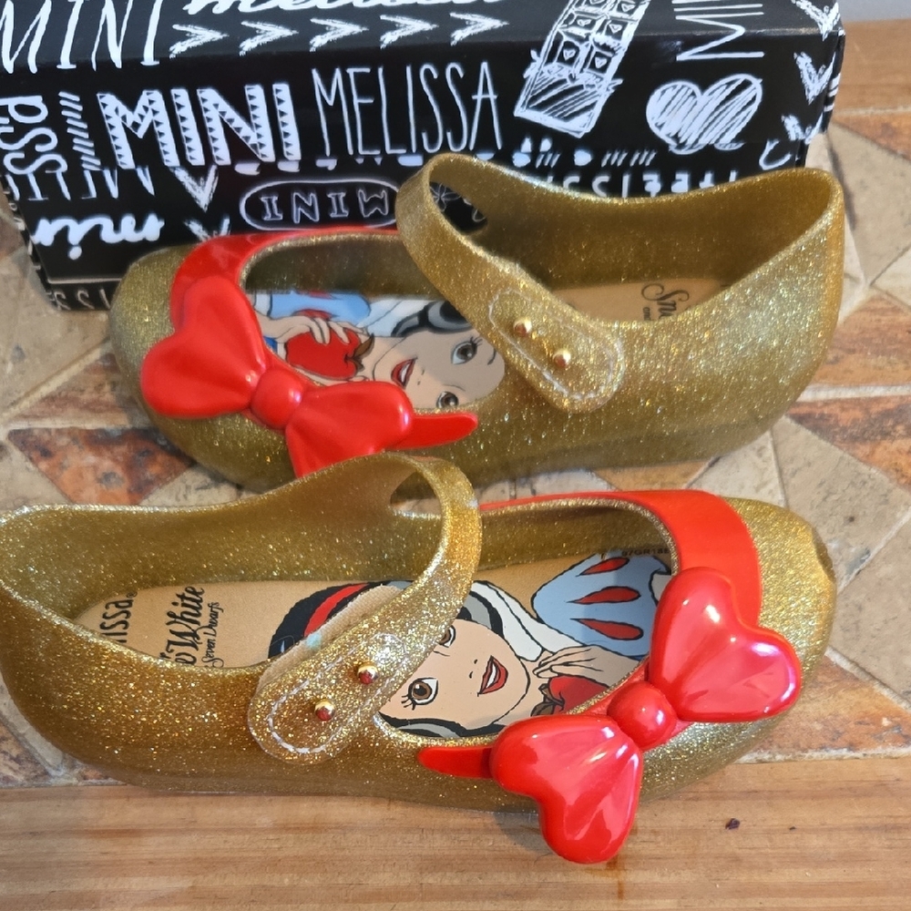 Mini Melissa Gold Glitter & Red Snow White Bow Mary Janes - Picture 2 of 4
